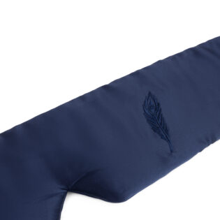 Donkerblauw zijden slaapmasker close-up